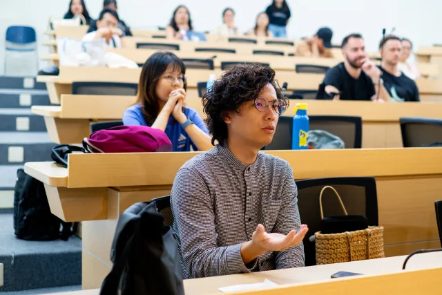 Audience member gestures while speaking during a lecture hall session
