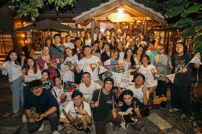 The Taiwan Digital Night community gathers for a joyful group photo after the live music